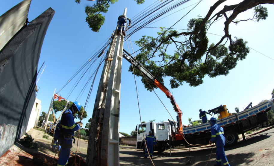 Com trabalho intenso durante a noite, Copel religa quase 90% das unidades afetadas pelo temporal - Na foto, trabalhos na área central dae Maringá: avenidas Mandacaru, XV de Novembro, Colombo e Rua Piratininga - Curitiba, 24/04/2022
