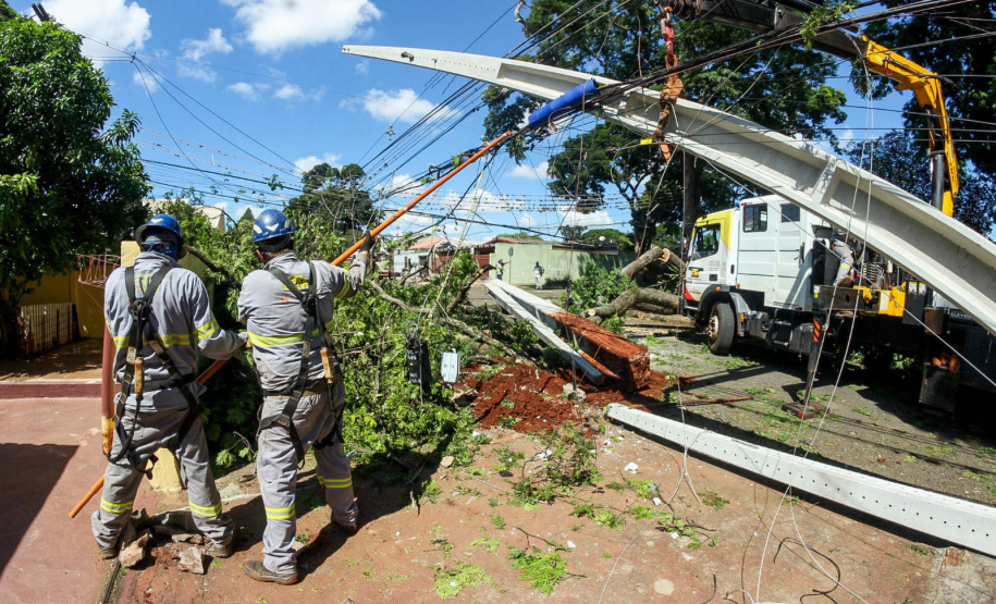 Com trabalho intenso durante a noite, Copel religa quase 90% das unidades afetadas pelo temporal - Na foto, trabalhos na área central dae Maringá: avenidas Mandacaru, XV de Novembro, Colombo e Rua Piratininga - Curitiba, 24/04/2022 Com trabalho intenso durante a noite, Copel religa quase 90% das unidades afetadas pelo temporal - Na foto, trabalhos na área central de Maringá: avenidas Mandacaru, XV de Novembro, Colombo e Rua Piratininga - Curitiba, 24/04/2022