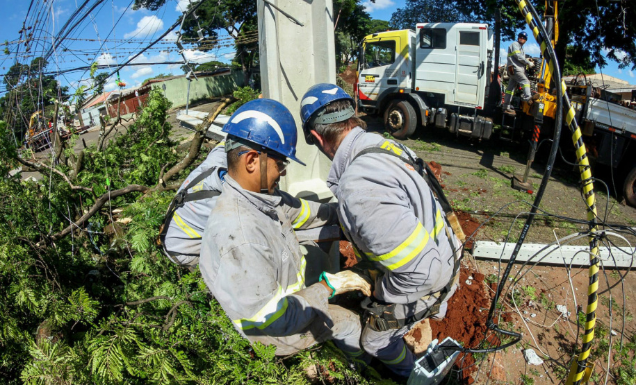 Com trabalho intenso durante a noite, Copel religa quase 90% das unidades afetadas pelo temporal - Na foto, trabalhos na área central dae Maringá: avenidas Mandacaru, XV de Novembro, Colombo e Rua Piratininga - Curitiba, 24/04/2022 Com trabalho intenso durante a noite, Copel religa quase 90% das unidades afetadas pelo temporal - Na foto, trabalhos na área central de Maringá: avenidas Mandacaru, XV de Novembro, Colombo e Rua Piratininga - Curitiba, 24/04/2022