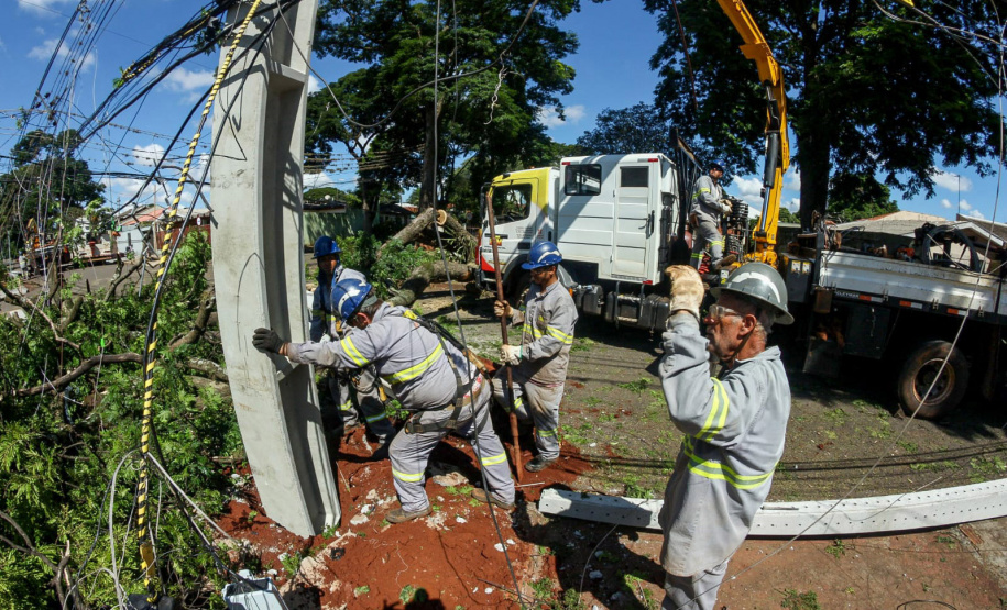 Com trabalho intenso durante a noite, Copel religa quase 90% das unidades afetadas pelo temporal - Na foto, trabalhos na área central dae Maringá: avenidas Mandacaru, XV de Novembro, Colombo e Rua Piratininga - Curitiba, 24/04/2022 Com trabalho intenso durante a noite, Copel religa quase 90% das unidades afetadas pelo temporal - Na foto, trabalhos na área central de Maringá: avenidas Mandacaru, XV de Novembro, Colombo e Rua Piratininga - Curitiba, 24/04/2022