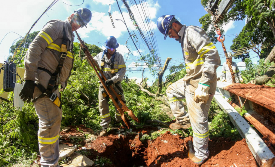 Com trabalho intenso durante a noite, Copel religa quase 90% das unidades afetadas pelo temporal - Na foto, trabalhos na área central dae Maringá: avenidas Mandacaru, XV de Novembro, Colombo e Rua Piratininga - Curitiba, 24/04/2022 Com trabalho intenso durante a noite, Copel religa quase 90% das unidades afetadas pelo temporal - Na foto, trabalhos na área central de Maringá: avenidas Mandacaru, XV de Novembro, Colombo e Rua Piratininga - Curitiba, 24/04/2022