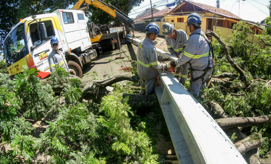Com trabalho intenso durante a noite, Copel religa quase 90% das unidades afetadas pelo temporal - Na foto, trabalhos na área central dae Maringá: avenidas Mandacaru, XV de Novembro, Colombo e Rua Piratininga - Curitiba, 24/04/2022 Com trabalho intenso durante a noite, Copel religa quase 90% das unidades afetadas pelo temporal - Na foto, trabalhos na área central de Maringá: avenidas Mandacaru, XV de Novembro, Colombo e Rua Piratininga - Curitiba, 24/04/2022
