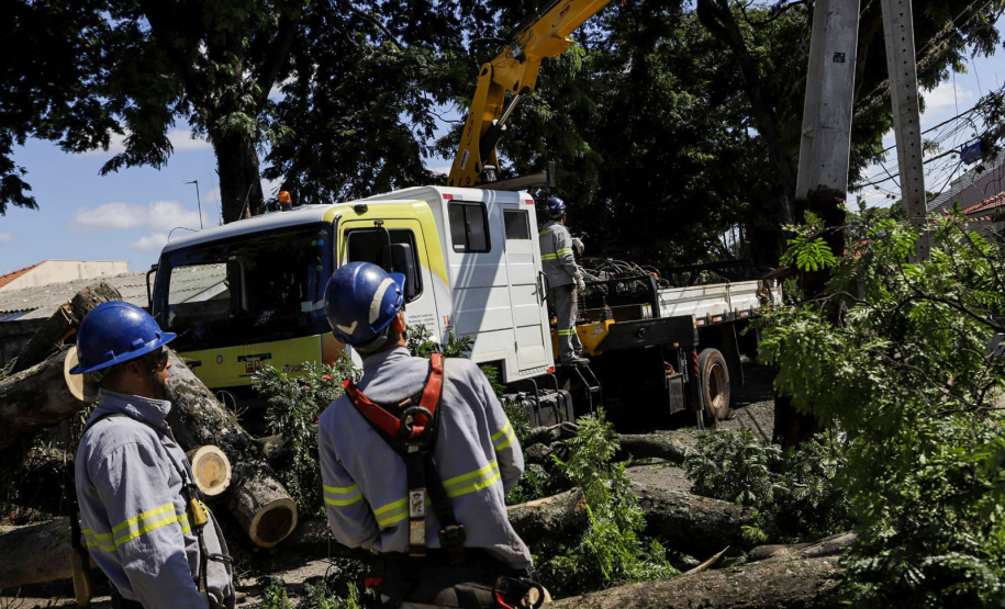 Com trabalho intenso durante a noite, Copel religa quase 90% das unidades afetadas pelo temporal - Na foto, trabalhos na área central dae Maringá: avenidas Mandacaru, XV de Novembro, Colombo e Rua Piratininga - Curitiba, 24/04/2022 Com trabalho intenso durante a noite, Copel religa quase 90% das unidades afetadas pelo temporal - Na foto, trabalhos na área central de Maringá: avenidas Mandacaru, XV de Novembro, Colombo e Rua Piratininga - Curitiba, 24/04/2022