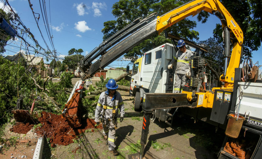 Com trabalho intenso durante a noite, Copel religa quase 90% das unidades afetadas pelo temporal - Na foto, trabalhos na área central dae Maringá: avenidas Mandacaru, XV de Novembro, Colombo e Rua Piratininga - Curitiba, 24/04/2022 Com trabalho intenso durante a noite, Copel religa quase 90% das unidades afetadas pelo temporal - Na foto, trabalhos na área central de Maringá: avenidas Mandacaru, XV de Novembro, Colombo e Rua Piratininga - Curitiba, 24/04/2022