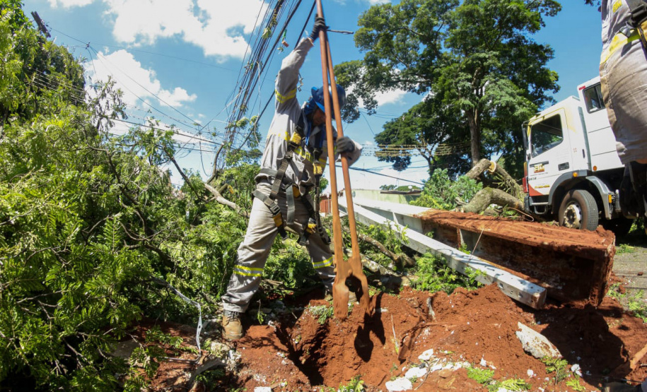 Com trabalho intenso durante a noite, Copel religa quase 90% das unidades afetadas pelo temporal - Na foto, trabalhos na área central dae Maringá: avenidas Mandacaru, XV de Novembro, Colombo e Rua Piratininga - Curitiba, 24/04/2022 Com trabalho intenso durante a noite, Copel religa quase 90% das unidades afetadas pelo temporal - Na foto, trabalhos na área central de Maringá: avenidas Mandacaru, XV de Novembro, Colombo e Rua Piratininga - Curitiba, 24/04/2022