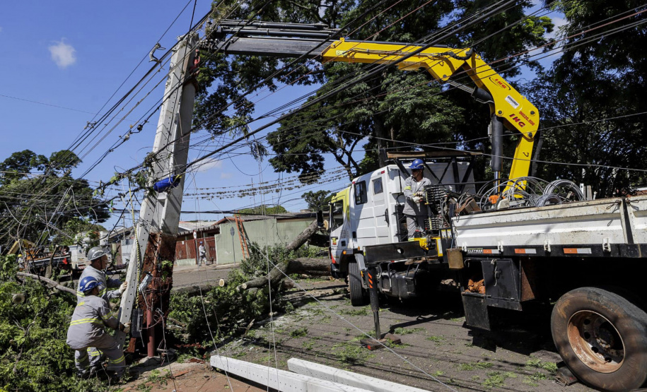 Com trabalho intenso durante a noite, Copel religa quase 90% das unidades afetadas pelo temporal - Na foto, trabalhos na área central dae Maringá: avenidas Mandacaru, XV de Novembro, Colombo e Rua Piratininga - Curitiba, 24/04/2022 Com trabalho intenso durante a noite, Copel religa quase 90% das unidades afetadas pelo temporal - Na foto, trabalhos na área central de Maringá: avenidas Mandacaru, XV de Novembro, Colombo e Rua Piratininga - Curitiba, 24/04/2022