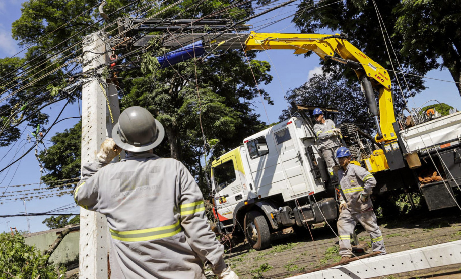 Com trabalho intenso durante a noite, Copel religa quase 90% das unidades afetadas pelo temporal - Na foto, trabalhos na área central dae Maringá: avenidas Mandacaru, XV de Novembro, Colombo e Rua Piratininga - Curitiba, 24/04/2022 Com trabalho intenso durante a noite, Copel religa quase 90% das unidades afetadas pelo temporal - Na foto, trabalhos na área central de Maringá: avenidas Mandacaru, XV de Novembro, Colombo e Rua Piratininga - Curitiba, 24/04/2022