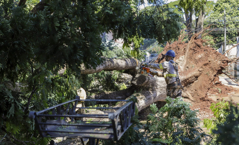 Com trabalho intenso durante a noite, Copel religa quase 90% das unidades afetadas pelo temporal - Na foto, trabalhos na área central dae Maringá: avenidas Mandacaru, XV de Novembro, Colombo e Rua Piratininga - Curitiba, 24/04/2022 Com trabalho intenso durante a noite, Copel religa quase 90% das unidades afetadas pelo temporal - Na foto, trabalhos na área central de Maringá: avenidas Mandacaru, XV de Novembro, Colombo e Rua Piratininga - Curitiba, 24/04/2022