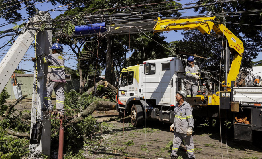 Com trabalho intenso durante a noite, Copel religa quase 90% das unidades afetadas pelo temporal - Na foto, trabalhos na área central dae Maringá: avenidas Mandacaru, XV de Novembro, Colombo e Rua Piratininga - Curitiba, 24/04/2022 Com trabalho intenso durante a noite, Copel religa quase 90% das unidades afetadas pelo temporal - Na foto, trabalhos na área central de Maringá: avenidas Mandacaru, XV de Novembro, Colombo e Rua Piratininga - Curitiba, 24/04/2022