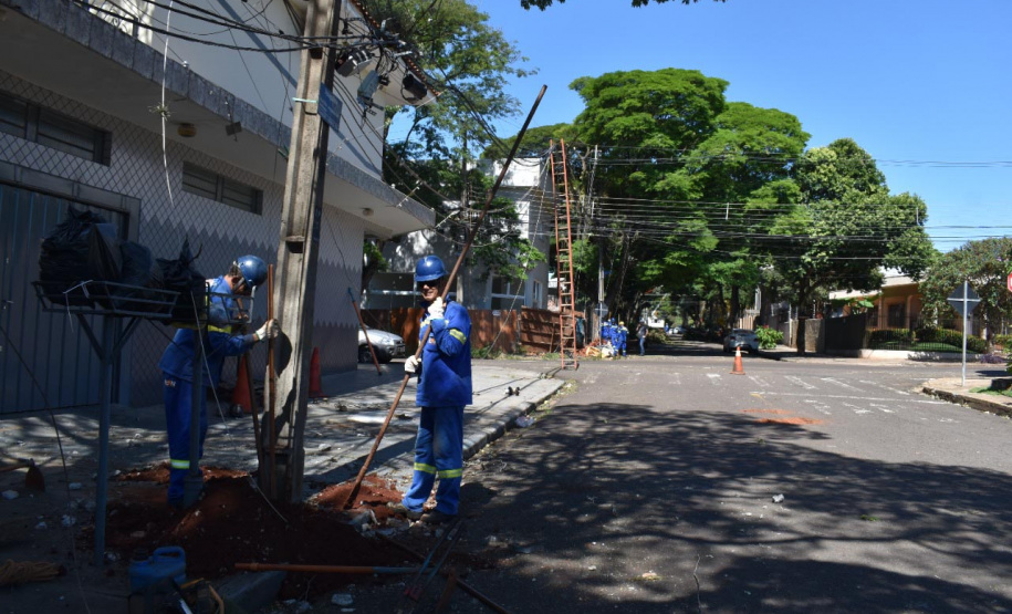 Equipes da Copel trabalham na reconstrução das redes elétricas danificadas pelo temporal do fim de semana - Curitiba, 25/04/2022
