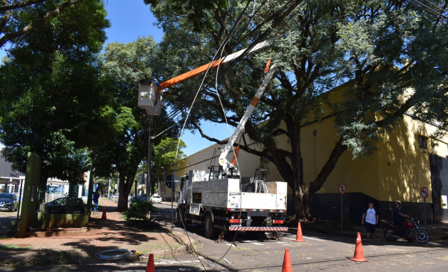 Equipes da Copel trabalham na reconstrução das redes elétricas danificadas pelo temporal do fim de semana - Curitiba, 25/04/2022