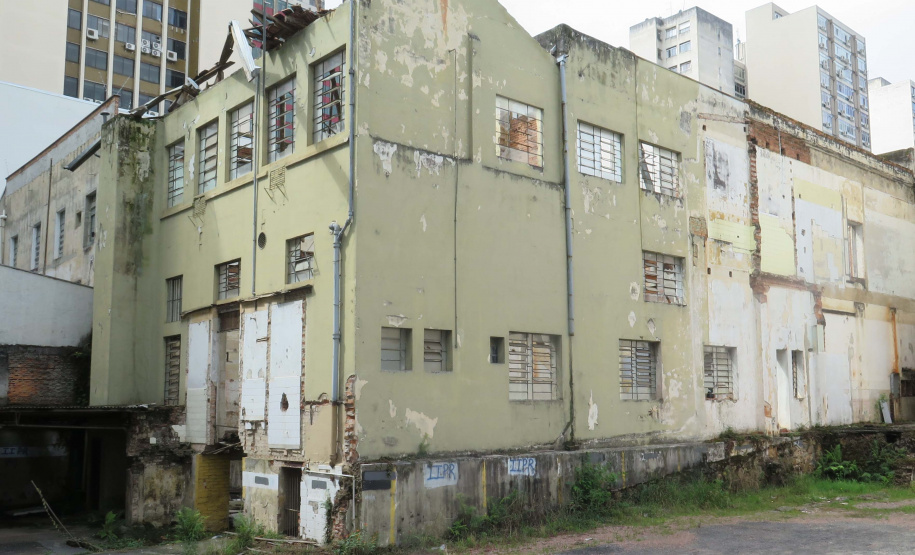 ​A Secretaria da Administração e da Previdência (Seap), por meio do Departamento de Patrimônio do Estado (DPE), realizará no dia 24 de maio a alienação de dois imóveis do patrimônio público que se encontram desocupados. um dos imóveis fica em Curitiba, e o outro em Medianeira - Curitiba, 05/05/2022 ​