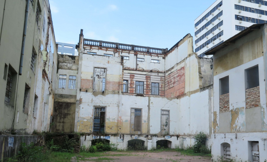 ​A Secretaria da Administração e da Previdência (Seap), por meio do Departamento de Patrimônio do Estado (DPE), realizará no dia 24 de maio a alienação de dois imóveis do patrimônio público que se encontram desocupados. um dos imóveis fica em Curitiba, e o outro em Medianeira - Curitiba, 05/05/2022 ​