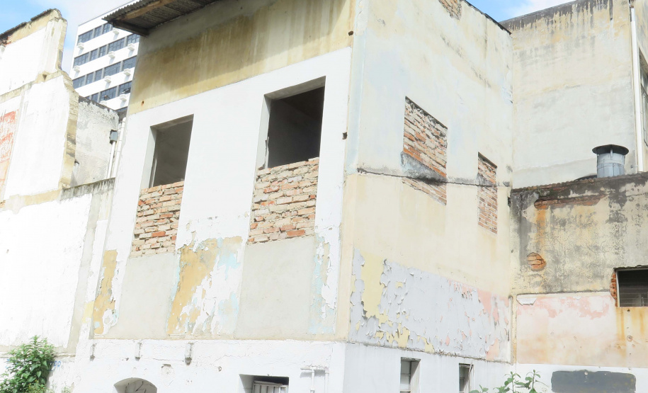 ​A Secretaria da Administração e da Previdência (Seap), por meio do Departamento de Patrimônio do Estado (DPE), realizará no dia 24 de maio a alienação de dois imóveis do patrimônio público que se encontram desocupados. um dos imóveis fica em Curitiba, e o outro em Medianeira - Curitiba, 05/05/2022 ​