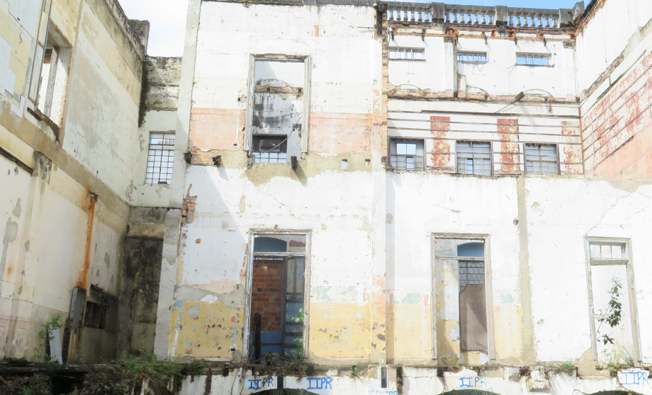 ​A Secretaria da Administração e da Previdência (Seap), por meio do Departamento de Patrimônio do Estado (DPE), realizará no dia 24 de maio a alienação de dois imóveis do patrimônio público que se encontram desocupados. um dos imóveis fica em Curitiba, e o outro em Medianeira - Curitiba, 05/05/2022 ​