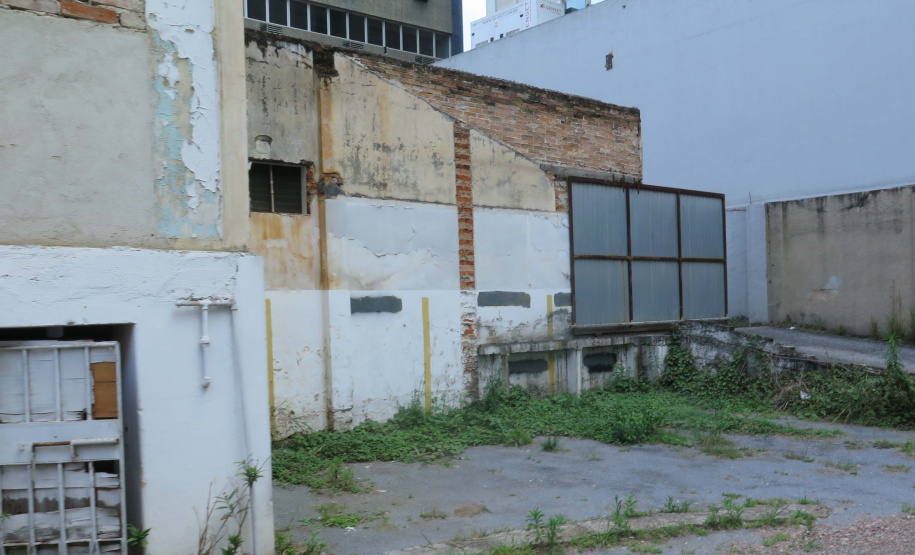 ​A Secretaria da Administração e da Previdência (Seap), por meio do Departamento de Patrimônio do Estado (DPE), realizará no dia 24 de maio a alienação de dois imóveis do patrimônio público que se encontram desocupados. um dos imóveis fica em Curitiba, e o outro em Medianeira - Curitiba, 05/05/2022 ​