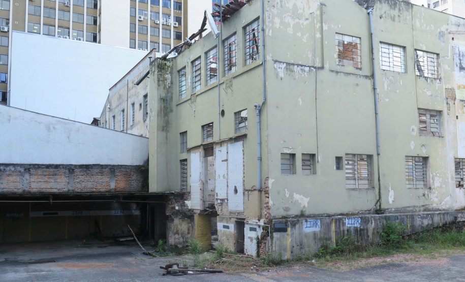 ​A Secretaria da Administração e da Previdência (Seap), por meio do Departamento de Patrimônio do Estado (DPE), realizará no dia 24 de maio a alienação de dois imóveis do patrimônio público que se encontram desocupados. um dos imóveis fica em Curitiba, e o outro em Medianeira - Curitiba, 05/05/2022 ​