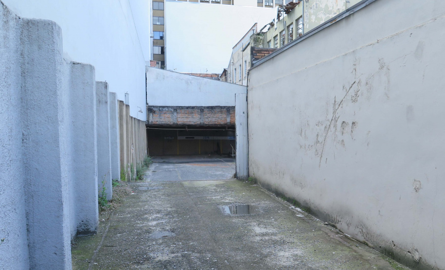 ​A Secretaria da Administração e da Previdência (Seap), por meio do Departamento de Patrimônio do Estado (DPE), realizará no dia 24 de maio a alienação de dois imóveis do patrimônio público que se encontram desocupados. um dos imóveis fica em Curitiba, e o outro em Medianeira - Curitiba, 05/05/2022 ​