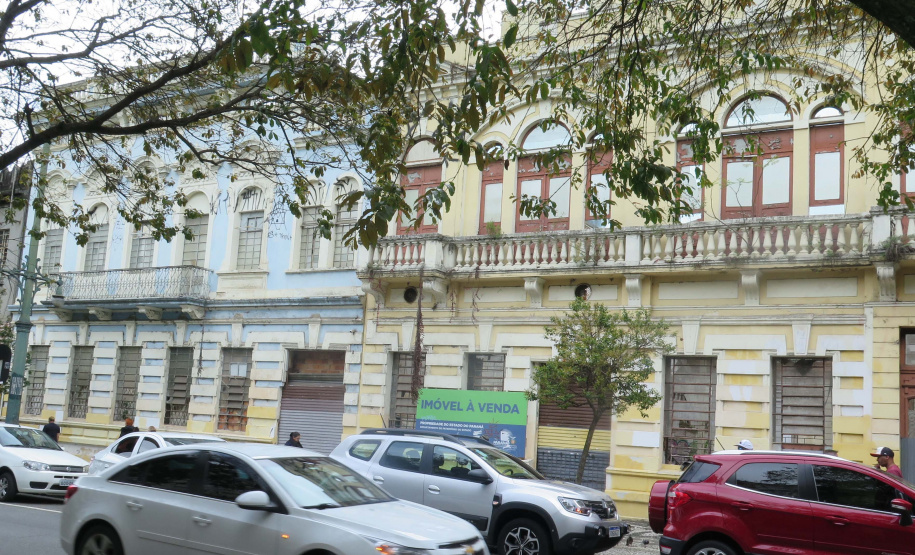 ​A Secretaria da Administração e da Previdência (Seap), por meio do Departamento de Patrimônio do Estado (DPE), realizará no dia 24 de maio a alienação de dois imóveis do patrimônio público que se encontram desocupados. um dos imóveis fica em Curitiba, e o outro em Medianeira - Curitiba, 05/05/2022 ​