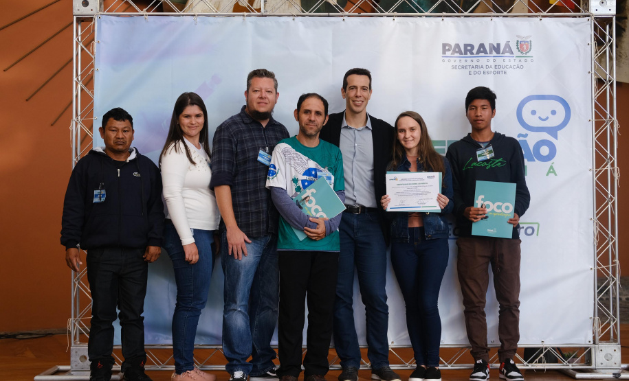 Alunos ganhadores do Redação Nota 10 participam de premiação em visita a Curitiba