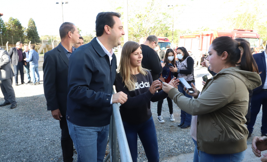 Governador entrega títulos de propriedade e confirma investimentos na Lapa