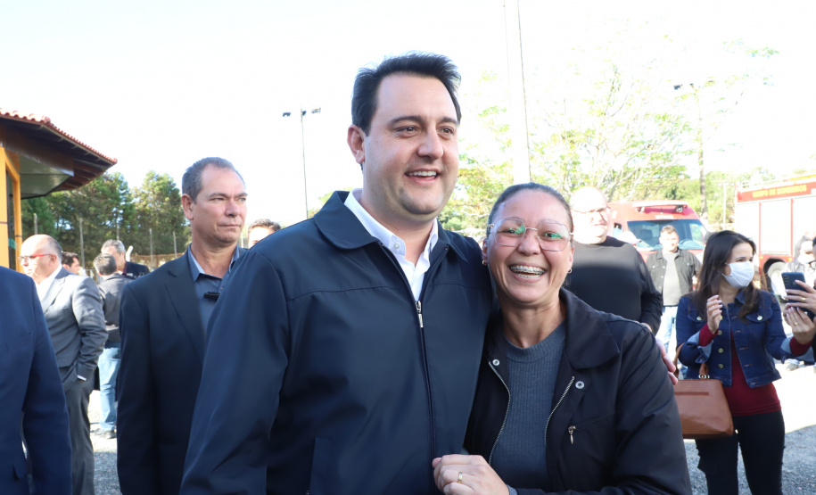 Governador entrega títulos de propriedade e confirma investimentos na Lapa