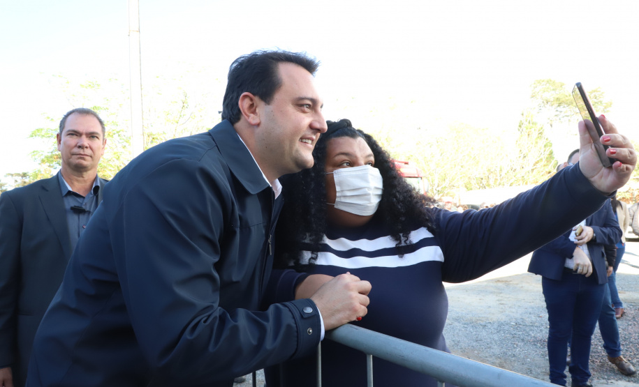 Governador entrega títulos de propriedade e confirma investimentos na Lapa