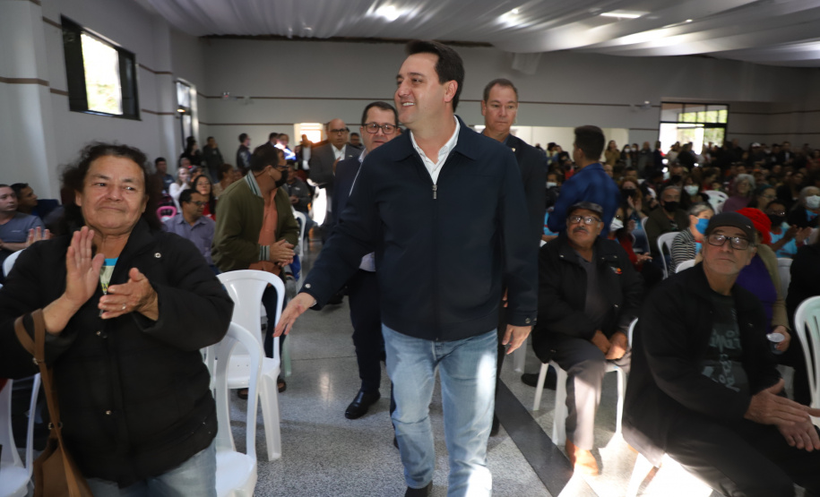 Governador entrega títulos de propriedade e confirma investimentos na Lapa