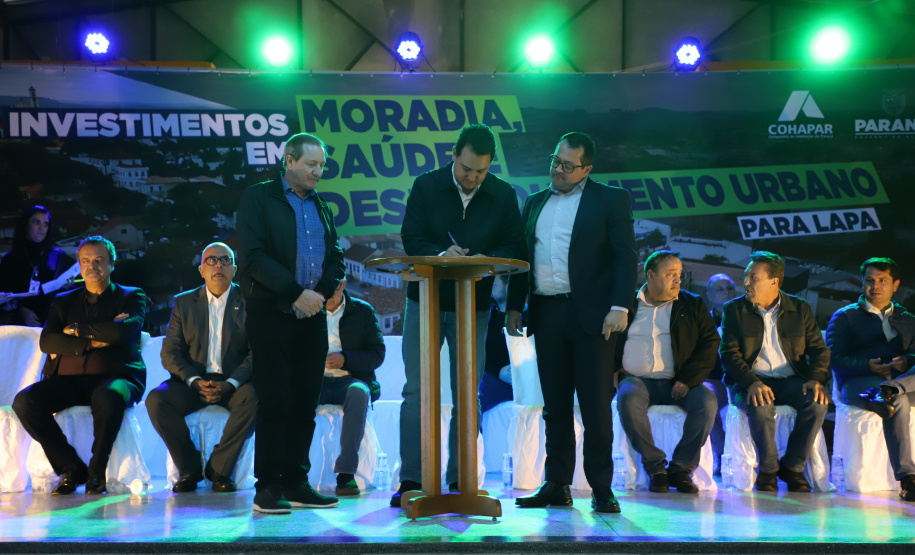 Governador entrega títulos de propriedade e confirma investimentos na Lapa