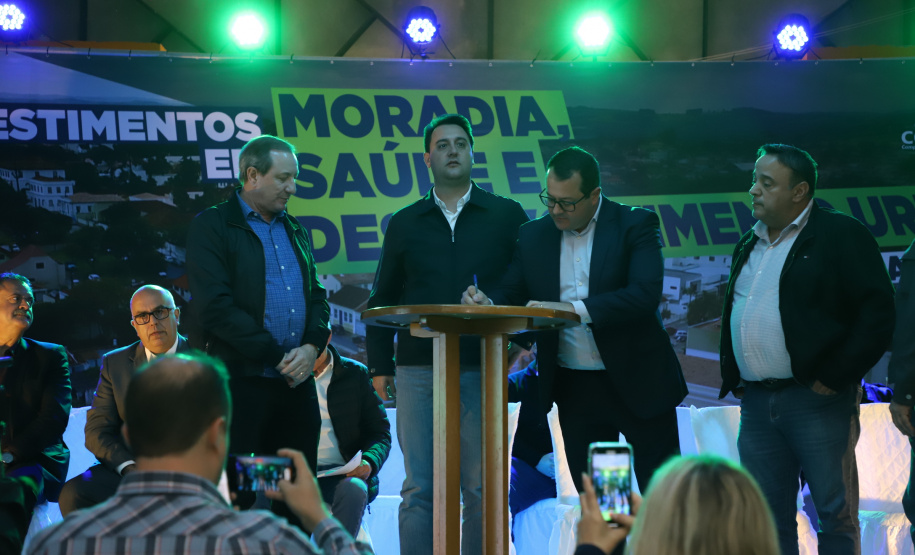 Governador entrega títulos de propriedade e confirma investimentos na Lapa