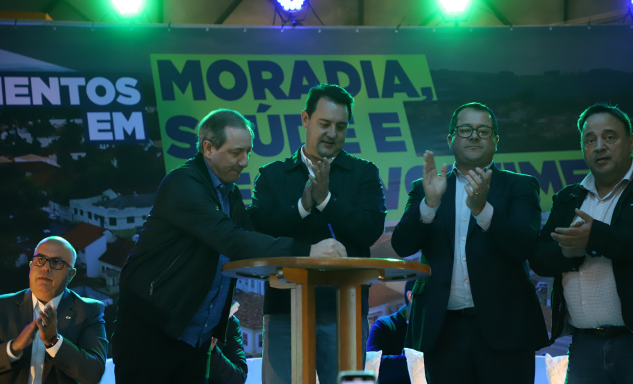 Governador entrega títulos de propriedade e confirma investimentos na Lapa