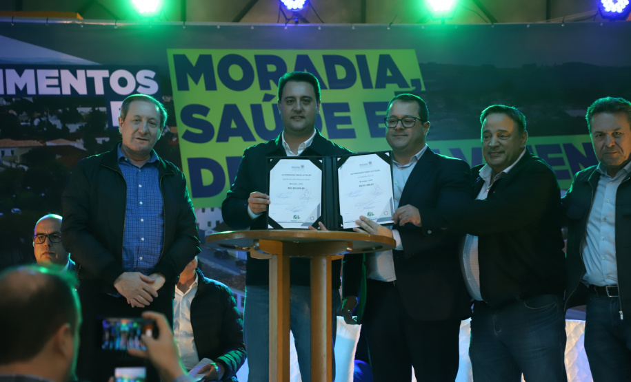 Governador entrega títulos de propriedade e confirma investimentos na Lapa