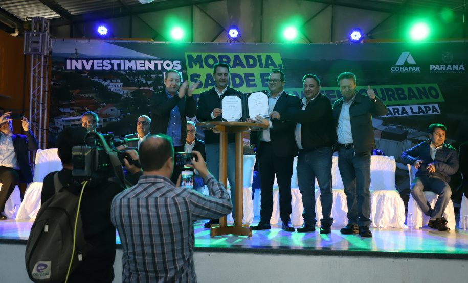 Governador entrega títulos de propriedade e confirma investimentos na Lapa