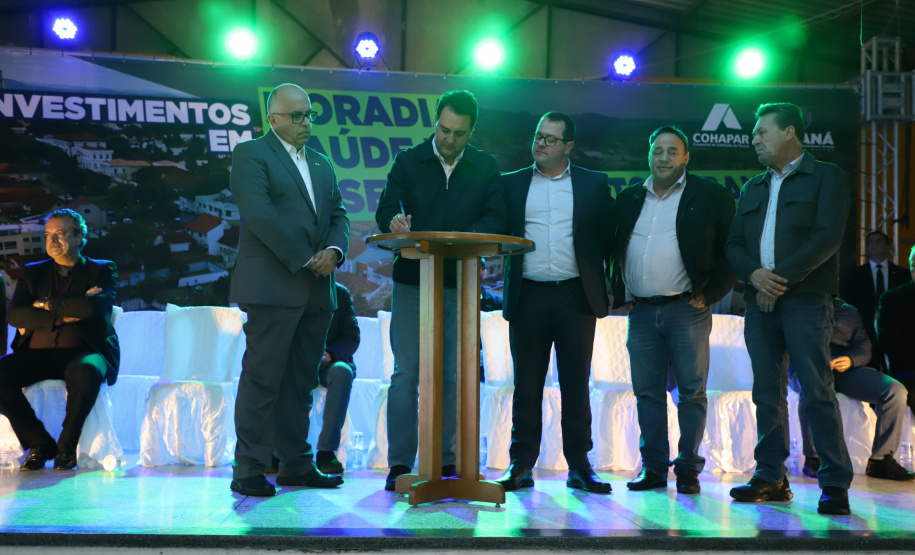 Governador entrega títulos de propriedade e confirma investimentos na Lapa