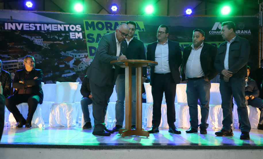 Governador entrega títulos de propriedade e confirma investimentos na Lapa