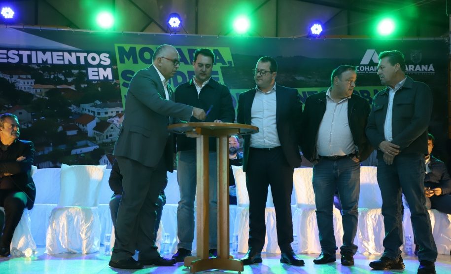 Governador entrega títulos de propriedade e confirma investimentos na Lapa