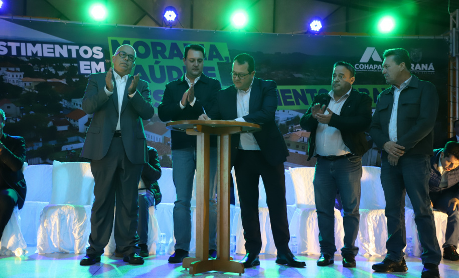 Governador entrega títulos de propriedade e confirma investimentos na Lapa