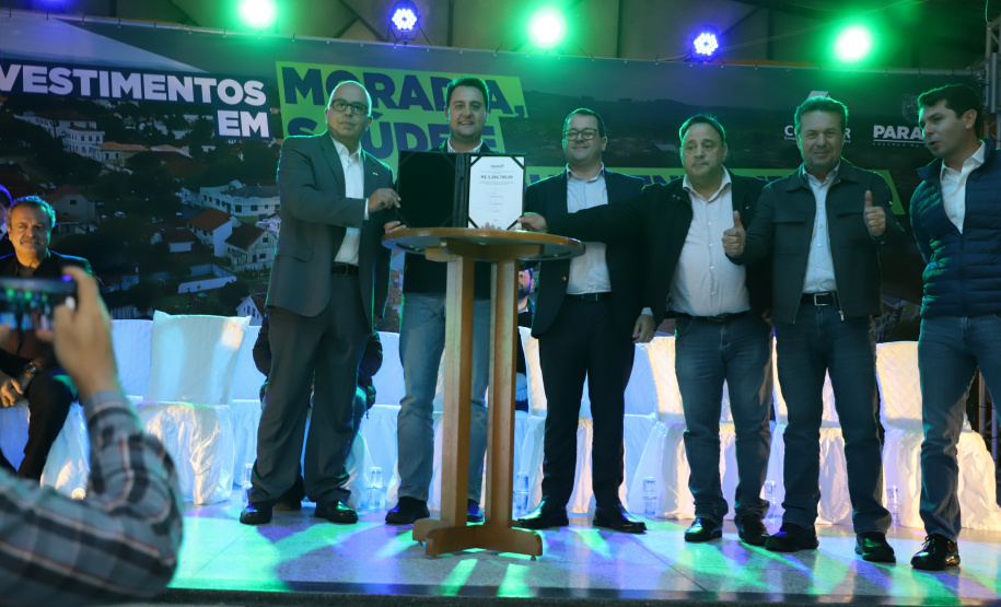 Governador entrega títulos de propriedade e confirma investimentos na Lapa