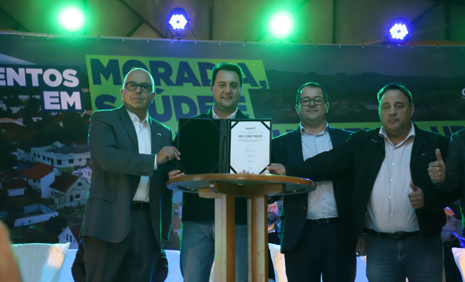 Governador entrega títulos de propriedade e confirma investimentos na Lapa