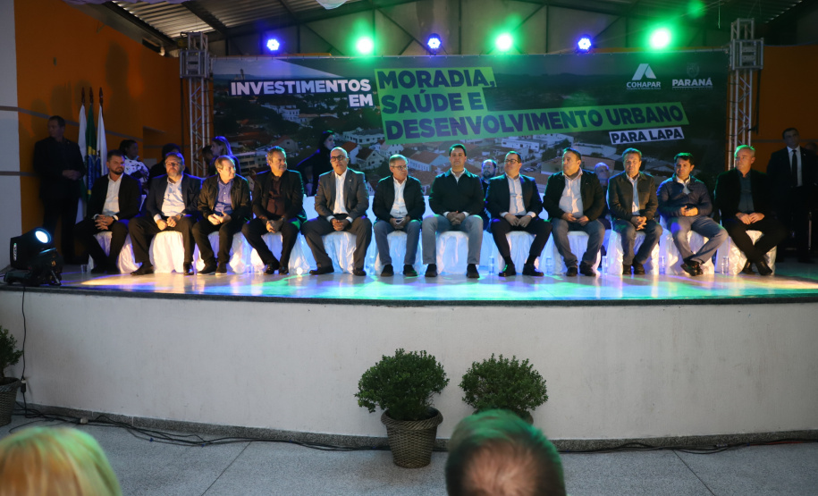 Governador entrega títulos de propriedade e confirma investimentos na Lapa