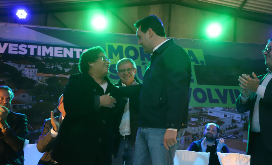 Governador entrega títulos de propriedade e confirma investimentos na Lapa