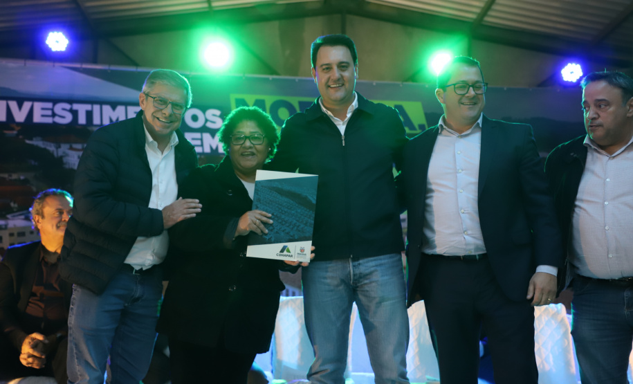 Governador entrega títulos de propriedade e confirma investimentos na Lapa