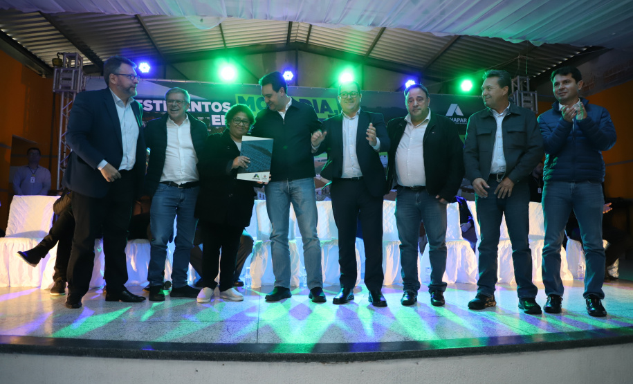 Governador entrega títulos de propriedade e confirma investimentos na Lapa