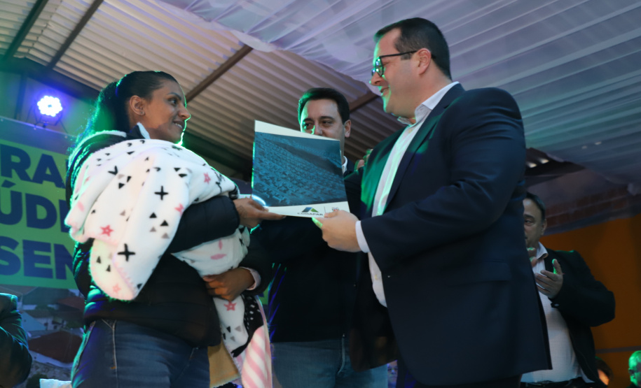 Governador entrega títulos de propriedade e confirma investimentos na Lapa