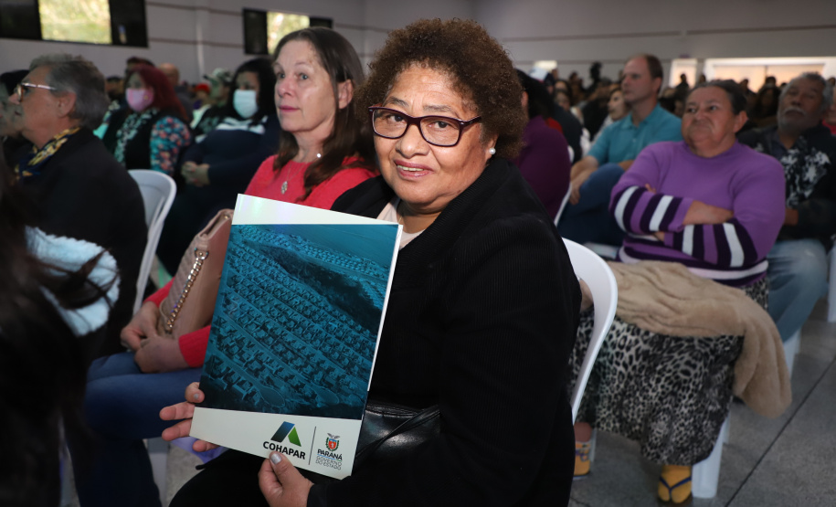 Governador entrega títulos de propriedade e confirma investimentos na Lapa