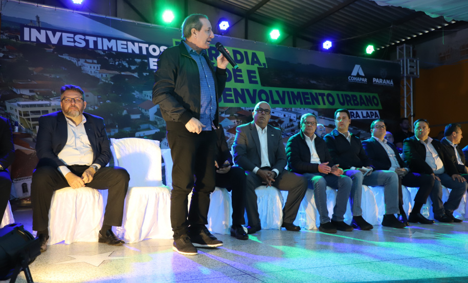 Governador entrega títulos de propriedade e confirma investimentos na Lapa