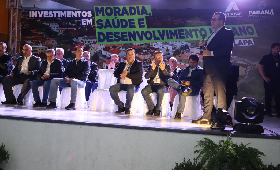 Governador entrega títulos de propriedade e confirma investimentos na Lapa