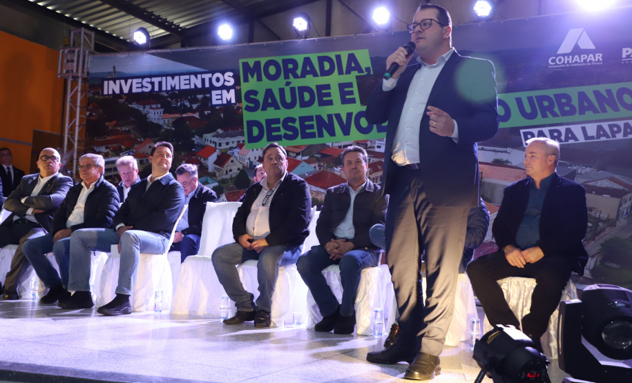 Governador entrega títulos de propriedade e confirma investimentos na Lapa