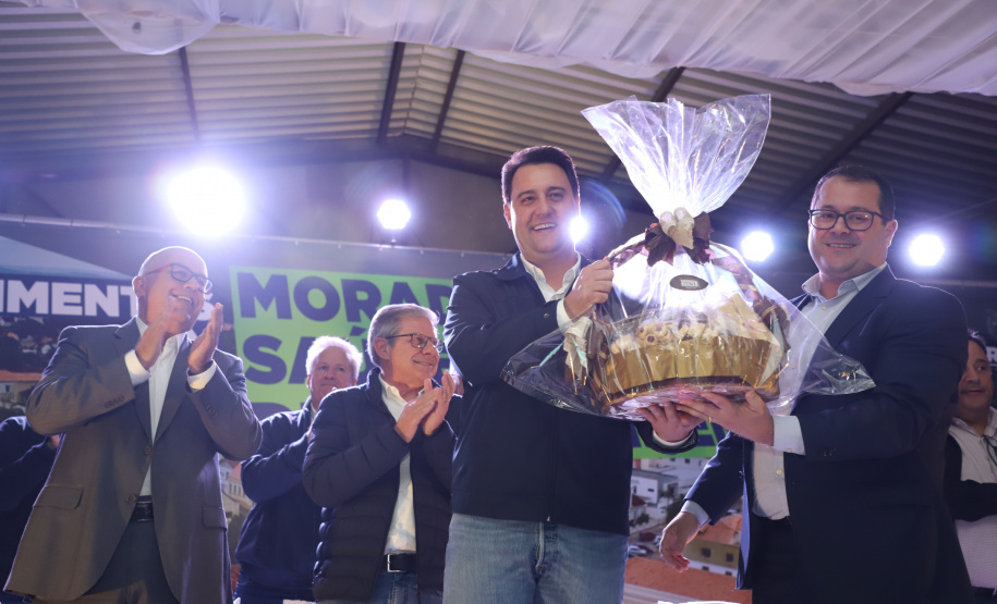 Governador entrega títulos de propriedade e confirma investimentos na Lapa