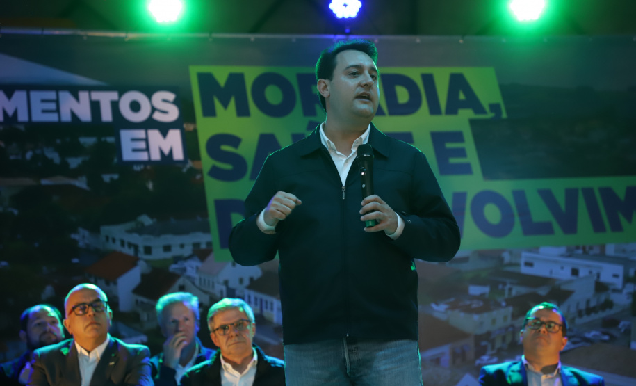 Governador entrega títulos de propriedade e confirma investimentos na Lapa